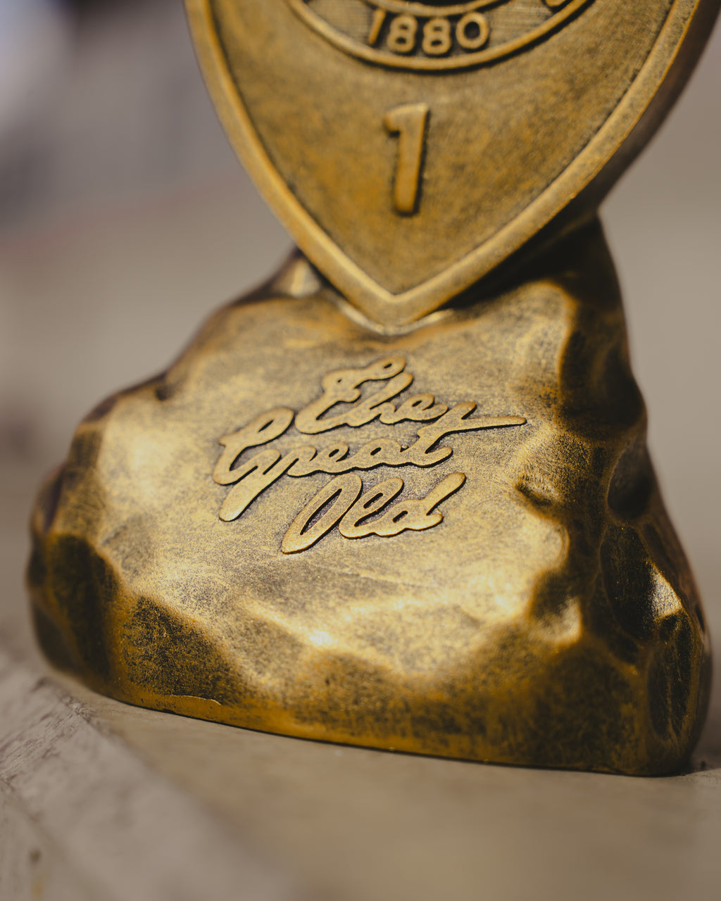 Beeldje 20cm logo met steen "The great old"