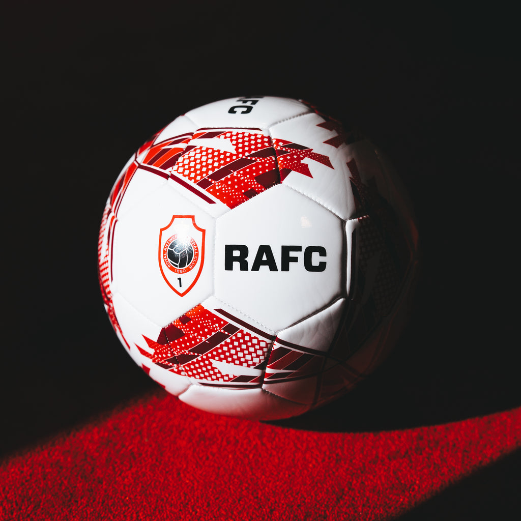 Voetbal Bal Wit Rood RAFC met logo