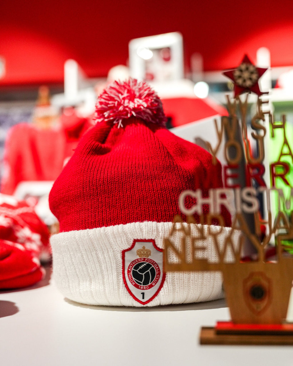 Royal Antwerp Muts rood en wit met pompom